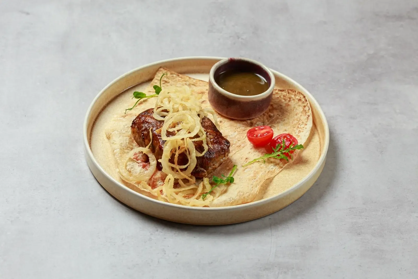 Печень жареная с овощами и соусом ткемали